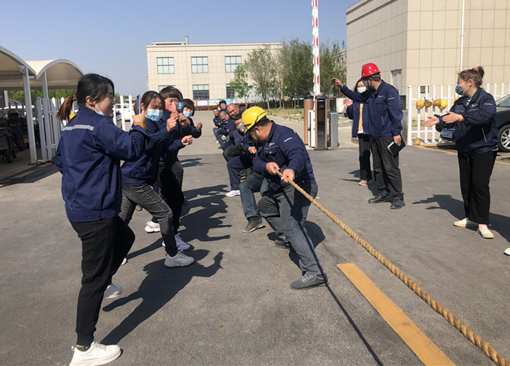公司举办“迎五一劳动节”职工拔河比赛